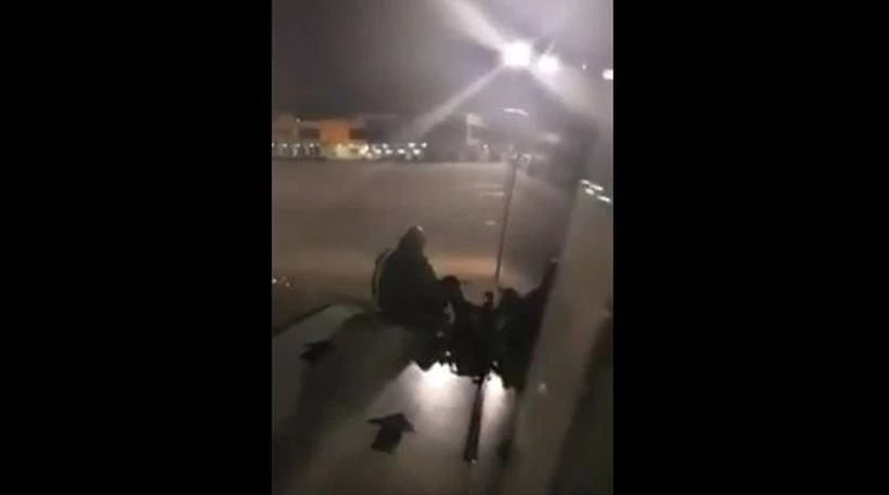 Σοκ! Επιβάτης της Ryanair βαρέθηκε να περιμένει και «ξήλωσε» την έξοδο κινδύνου (βίντεο)